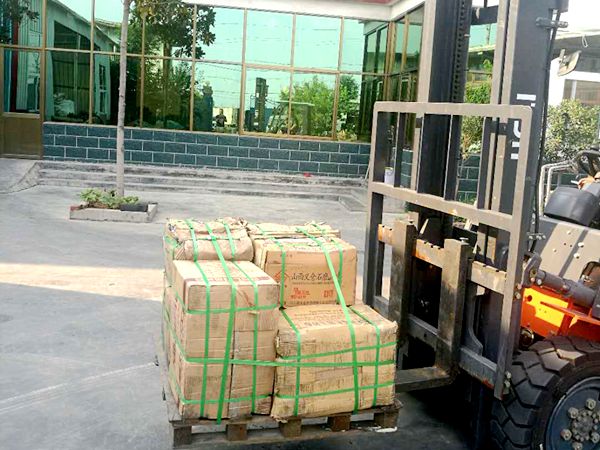 金镶玉石墨模具制品发往浙江遂昌