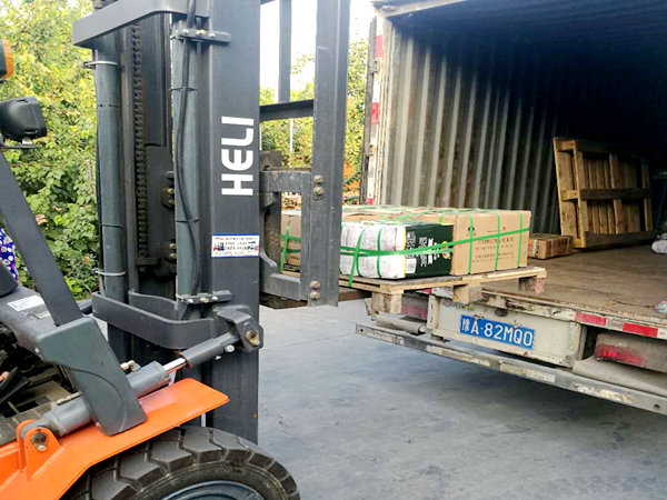 金镶玉石墨模具制品发往辽宁营口