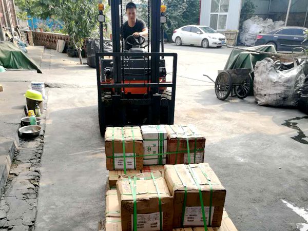 金镶玉石墨模具制品发往山东烟台